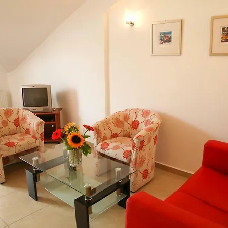 Sophia Loft & أرغوستولي